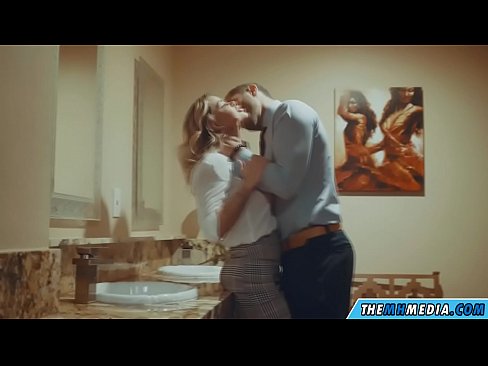 ❤️ Nalika pirang busty seduces anjeun dina restroom umum ❤ Video anal di urang